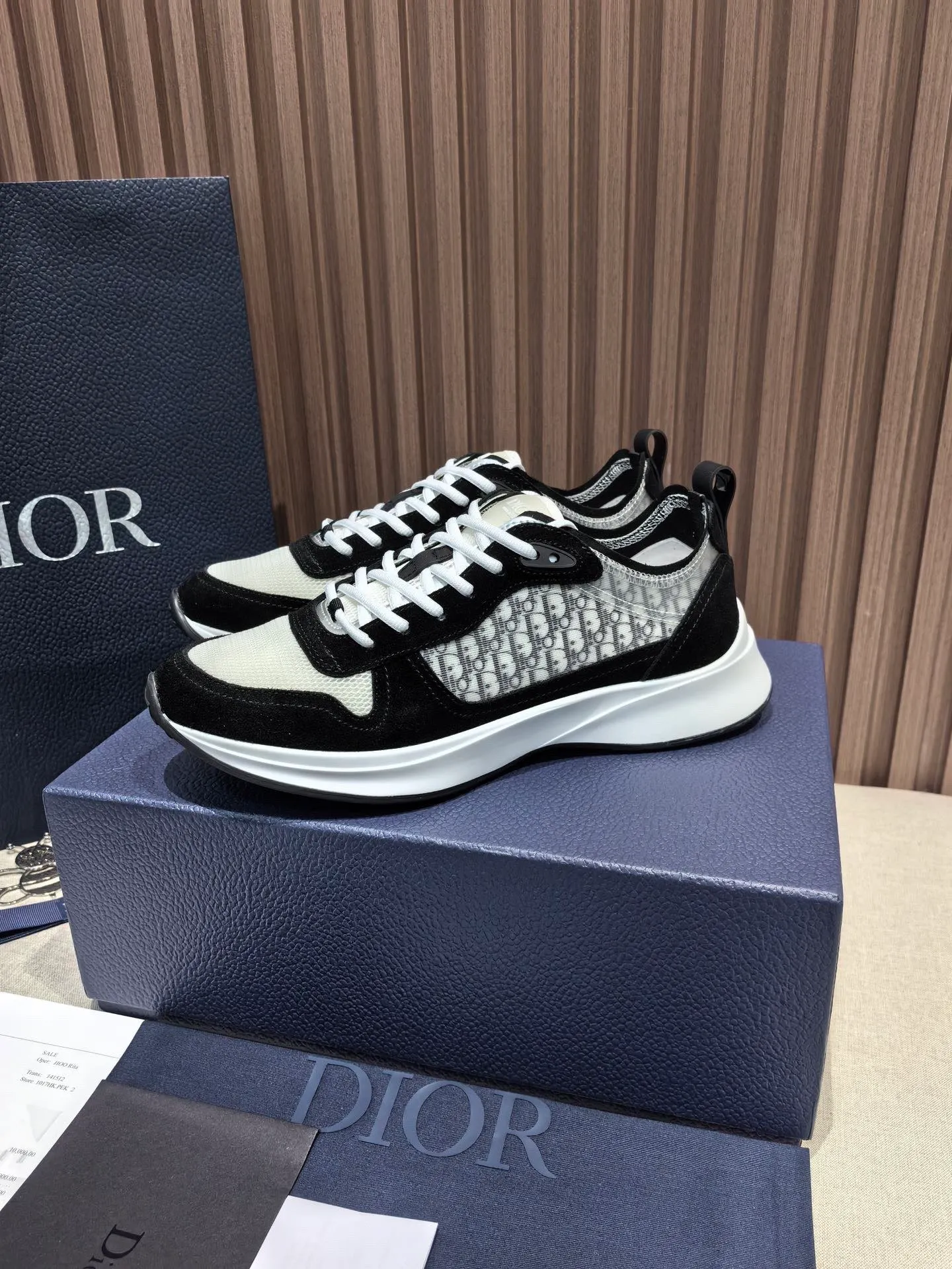 Factory price: 440💰 🔍Top purchasing agent🇮🇹 Dior's super-popular sports shoes, popular for street men, are synchronized with the new product counters. The uppers are made of Italian original imported cowhide and matched with D's customized fabrics. It is a must-have for fashionistas. The complex craftsmanship is perfectly reproduced. Imported soft cowhide foot pads, soles: original soles specially provided by the original factory, exclusive movable molded soles are super comfortable, original factory follow-up goods, 🔍🔍high quality, you can enter and exit the counter at will, welcome to compare, code number 38-45 (46 can be customized and cannot be returned or exchanged)